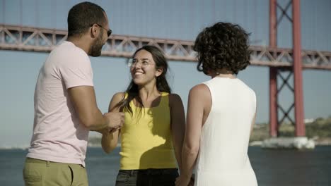 jovens amigos felizes a abraçar-se ao ar livre