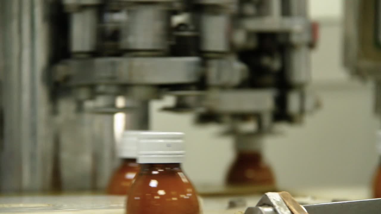 los medicamentos en botella se mueven a lo largo de la cinta transportadora en la industria farmacéutica.