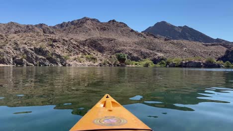 Blick-Auf-Die-Eldorado-Bergkette-Von-Einem-Kajak-Aus-Auf-Dem-Ruhigen-Wasser-Des-Colorado-River-In-Der-Nähe-Von-Las-Vegas,-Nevada