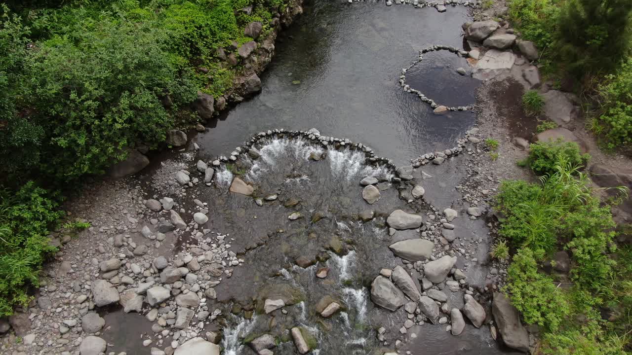 imágenes aéreas de piscinas de ríos naturales en el parque estatal del valle de iao en maui