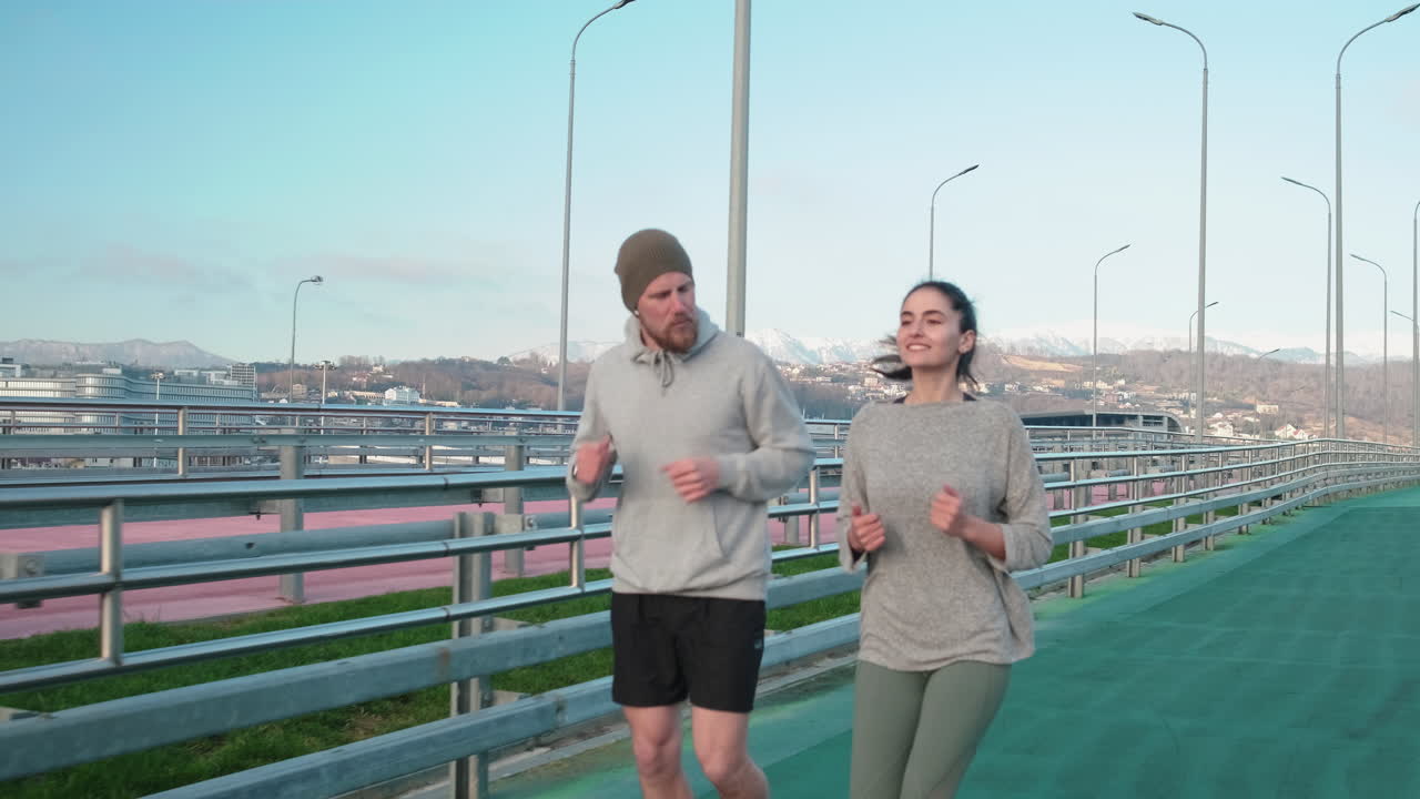 una pareja corriendo al aire libre en una mañana de invierno