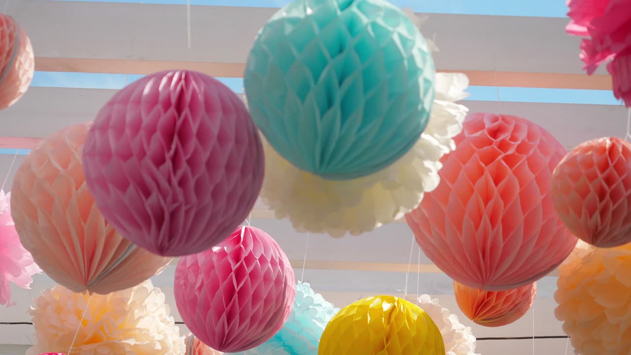 las bolas de papel cuelgan.