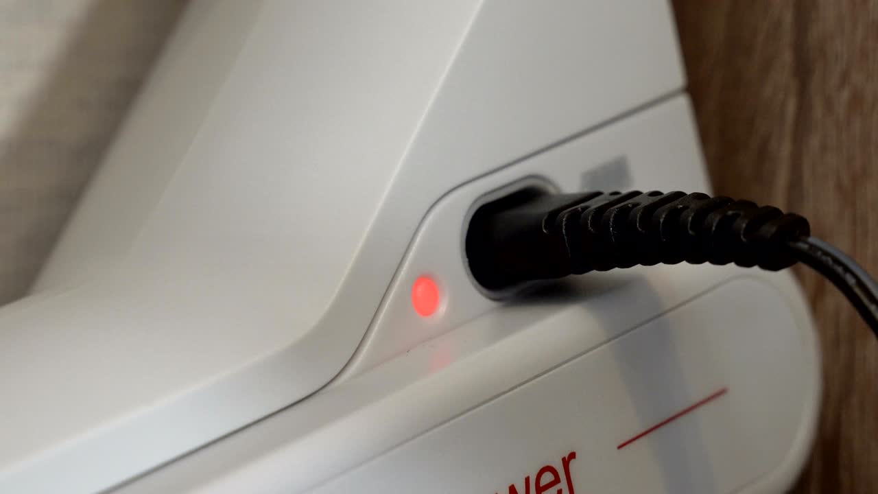 enchufar el cargador en una toma de corriente