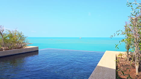 the small private infinity pool in the exotic hotel with a great view of the endless sea at day time