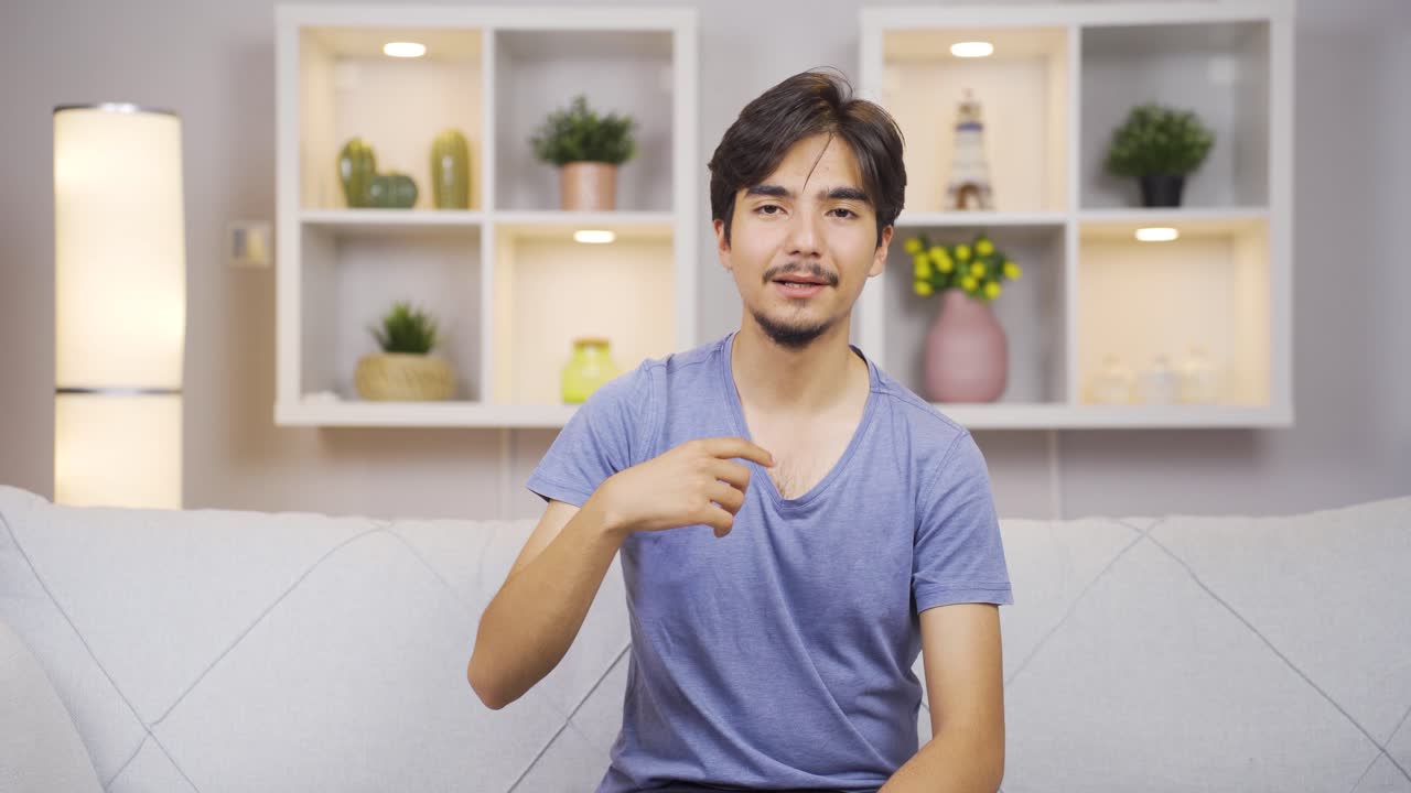 비디오 통화를 하는 남자.