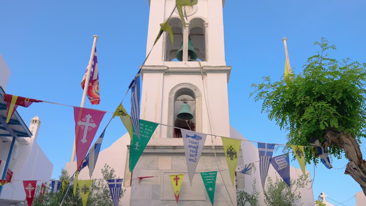 미코노스 메트로폴리탄 교회 는 은 여름 날 에 상징적 인 종탑 을 가지고 있다