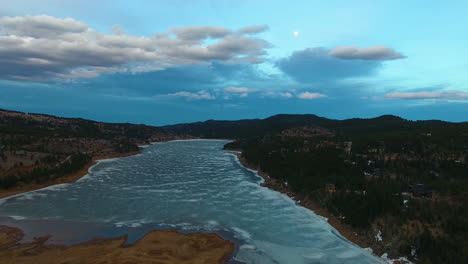 imágenes de drones del embalse de barker meadows