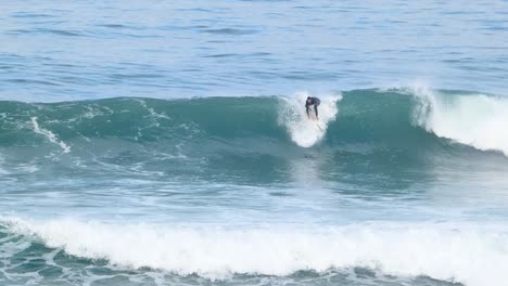 Nahansicht-Eines-Surfers,-Der-Bei-Einem-Großen-Wipeout-In-Cascais-Einen-Start-Versucht