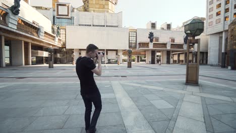 fotógrafo tomando fotos de una plaza de la ciudad