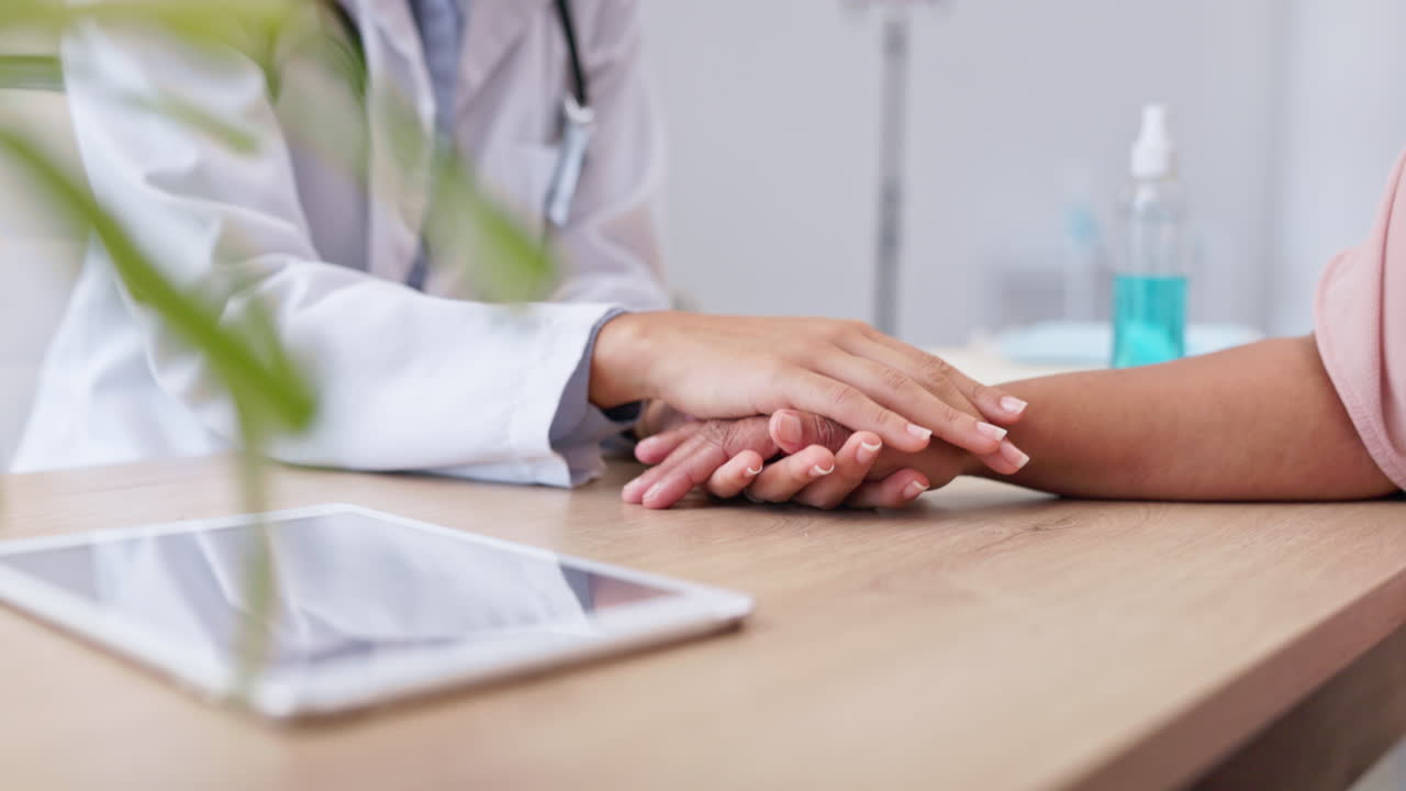 primer plano, apoyo y tomarse de la mano con el médico