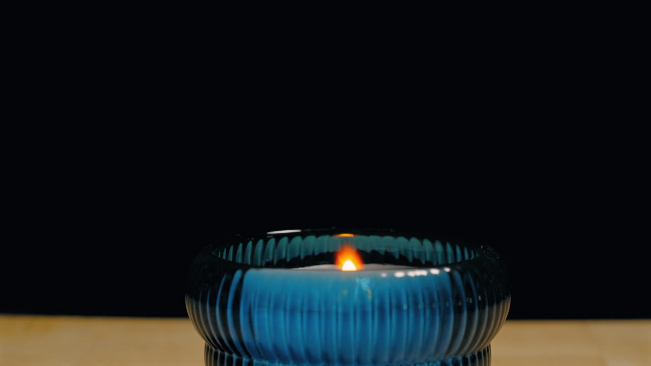 Accensione di una candela con un accendino usa e getta - primo piano isolato