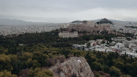 Vista-Aérea-De-Atenas-Con-Acrópolis-En-Grecia-Durante-El-Día---órbita-Aérea