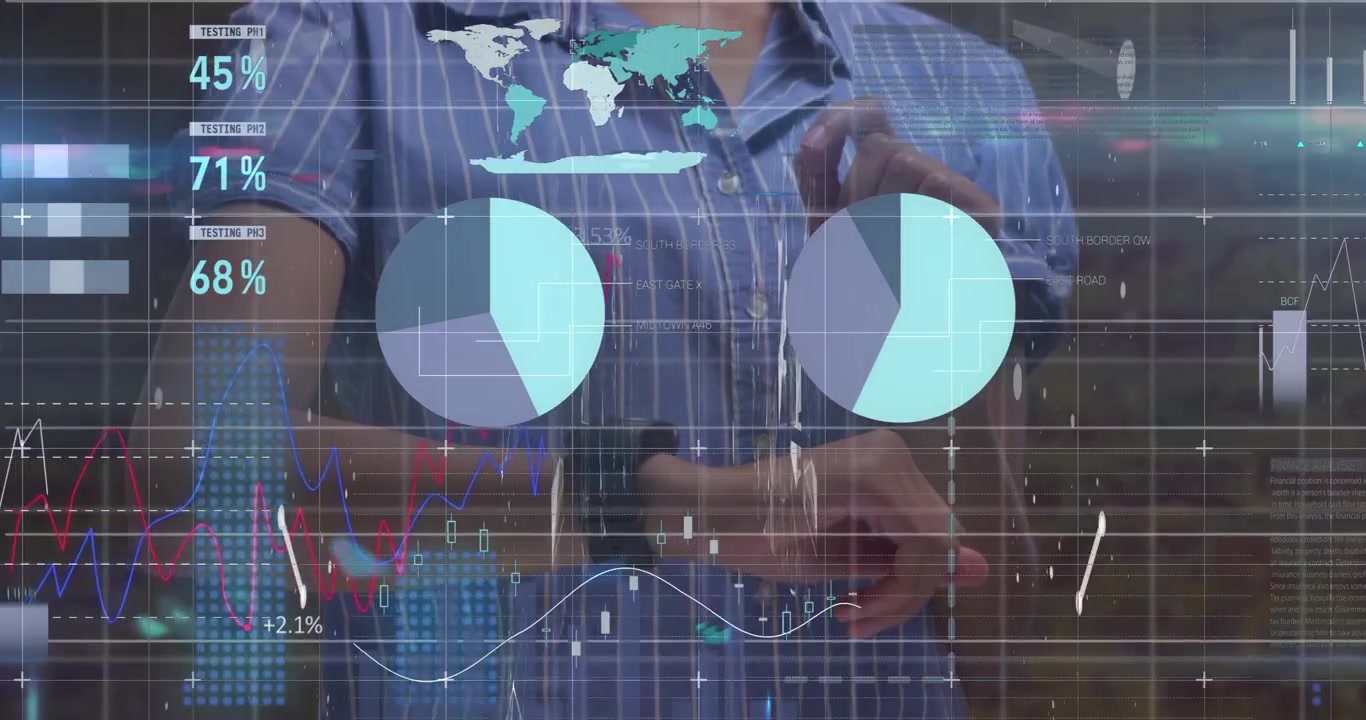 Animazione di elaborazione dati su una donna caucasica che usa uno smartwatch