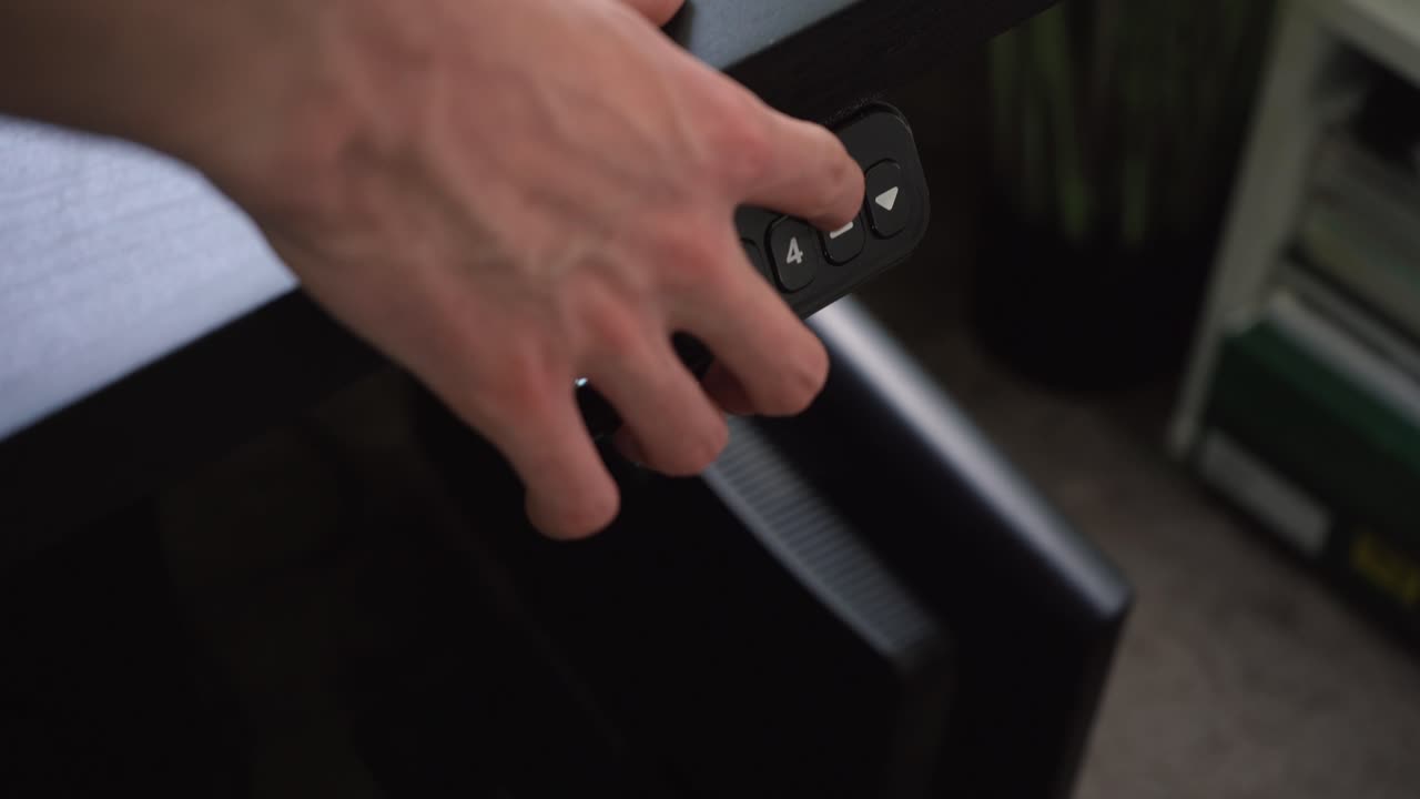 더 높은 위치로 이동하는 조절 가능한 책상 의 꾸준한