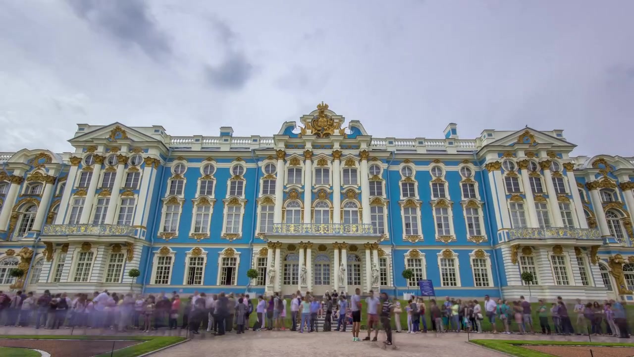 Entrée du Palais de Catherine en timelapse, un palais rococo situé dans la ville de Tsarskoye Selo (Pouchkine), à 25 km au sud-est de Saint-Pétersbourg, Russie