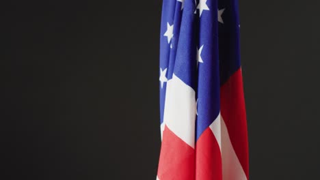 Nahaufnahme-Der-Nationalflagge-Der-USA-Auf-Grauem-Hintergrund-Mit-Kopierraum