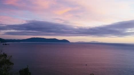 el colorido amanecer sobre el océano