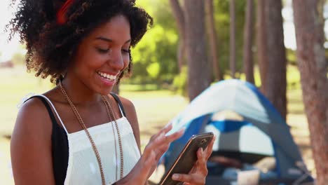 mujer usando teléfono móvil 4k