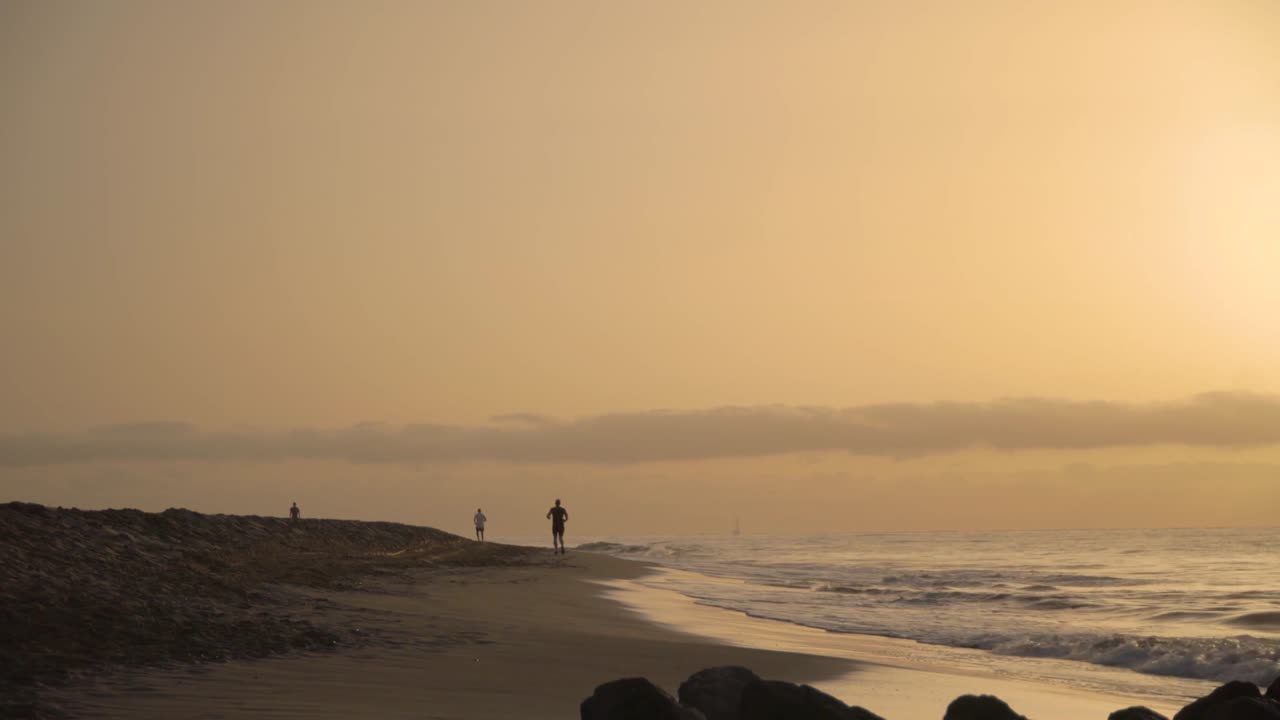 correr por la playa al amanecer