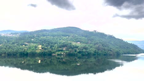 Un-Hermoso-Crucero-Soleado-Por-El-Río,-Con-Hermosos-Cielos-Azules