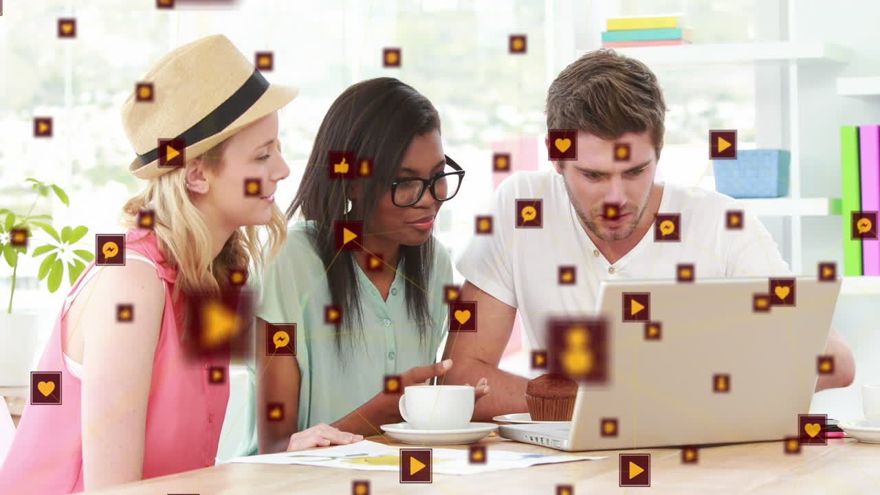 video compuesto digital de la red de conexión con iconos de interfaz contra un grupo de amigos