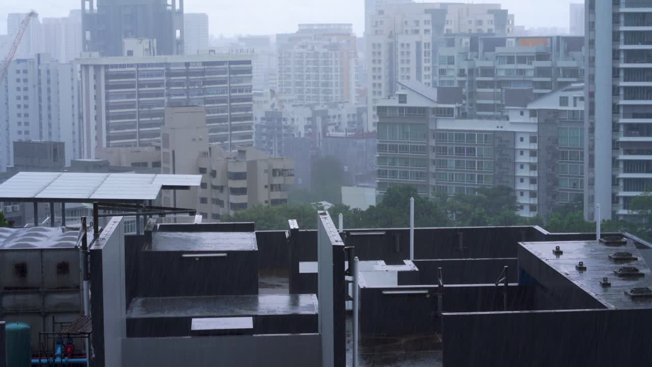 lluvia tropical, alerta de inundaciones repentinas. paisaje urbano residencial de singapur