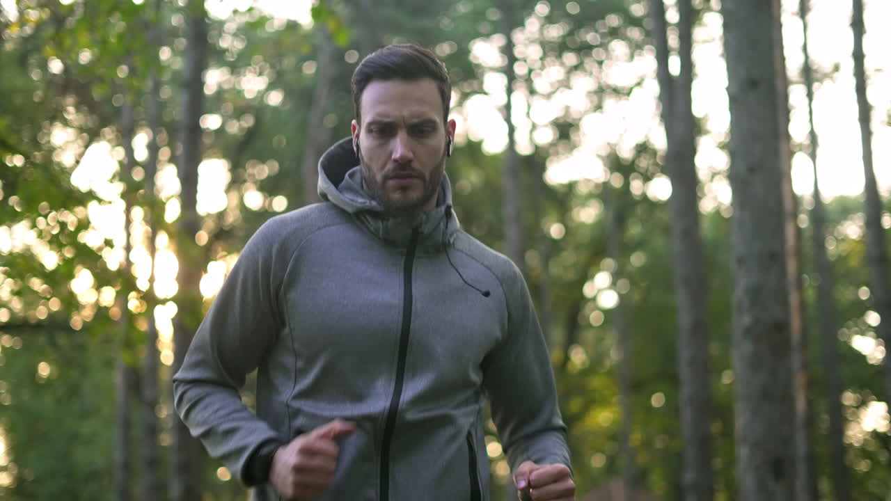 hombre corriendo en un bosque