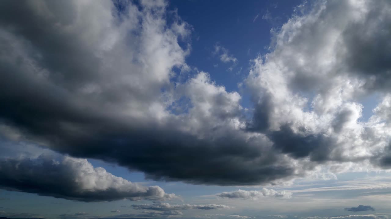 a la izquierda cielo de la tarde gris oscuro nubes tormentosas horizonte brumoso sin paisaje