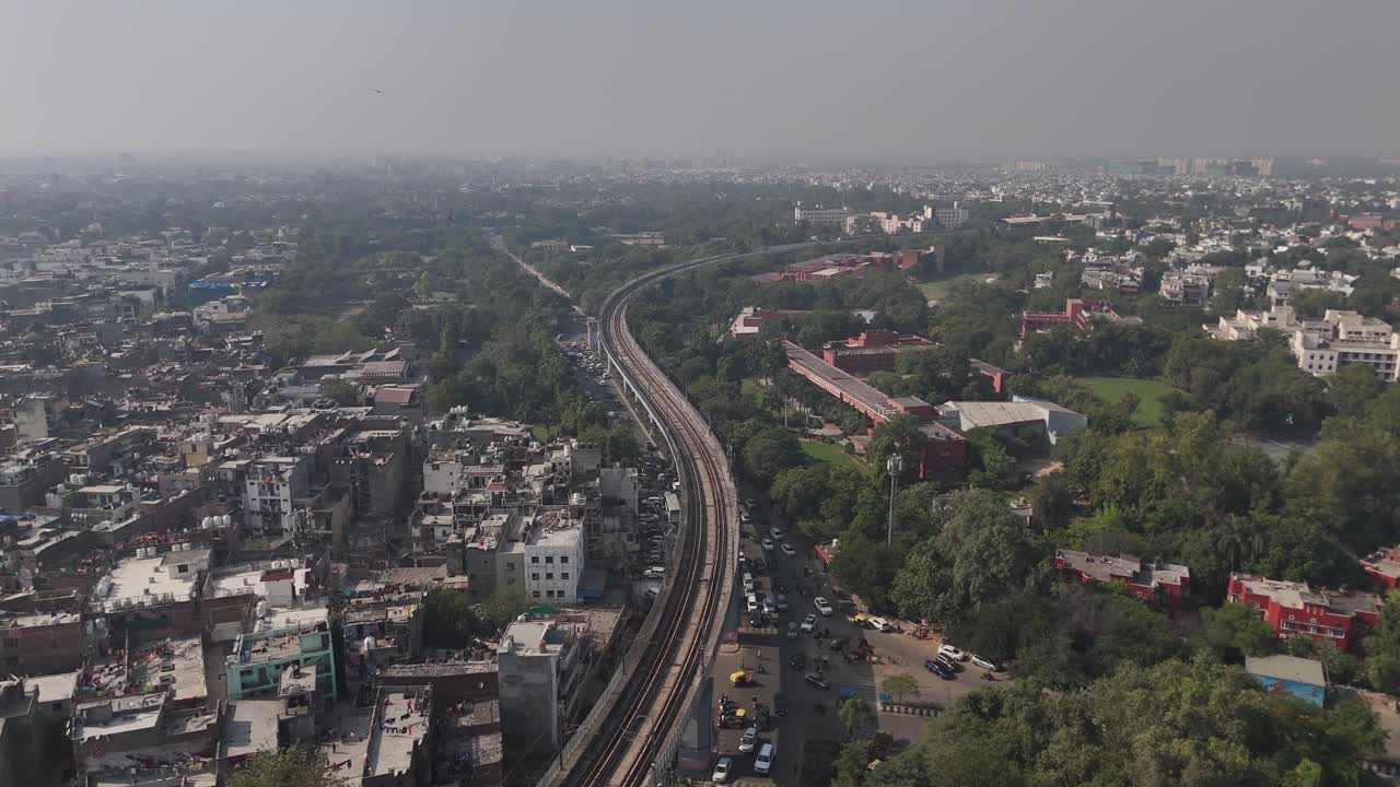 Vista aerea delle strade di Delhi che si snodano tra quartieri densamente popolati