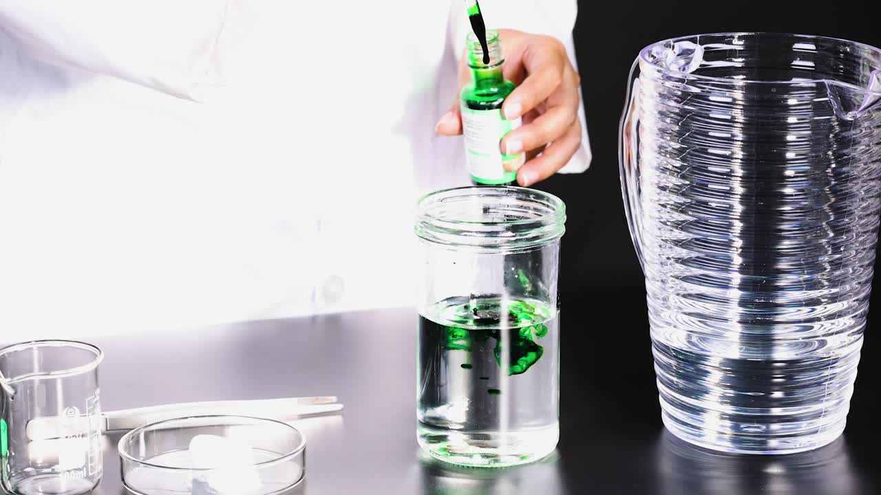 물에 녹색 식품 염료를 넣는 실험