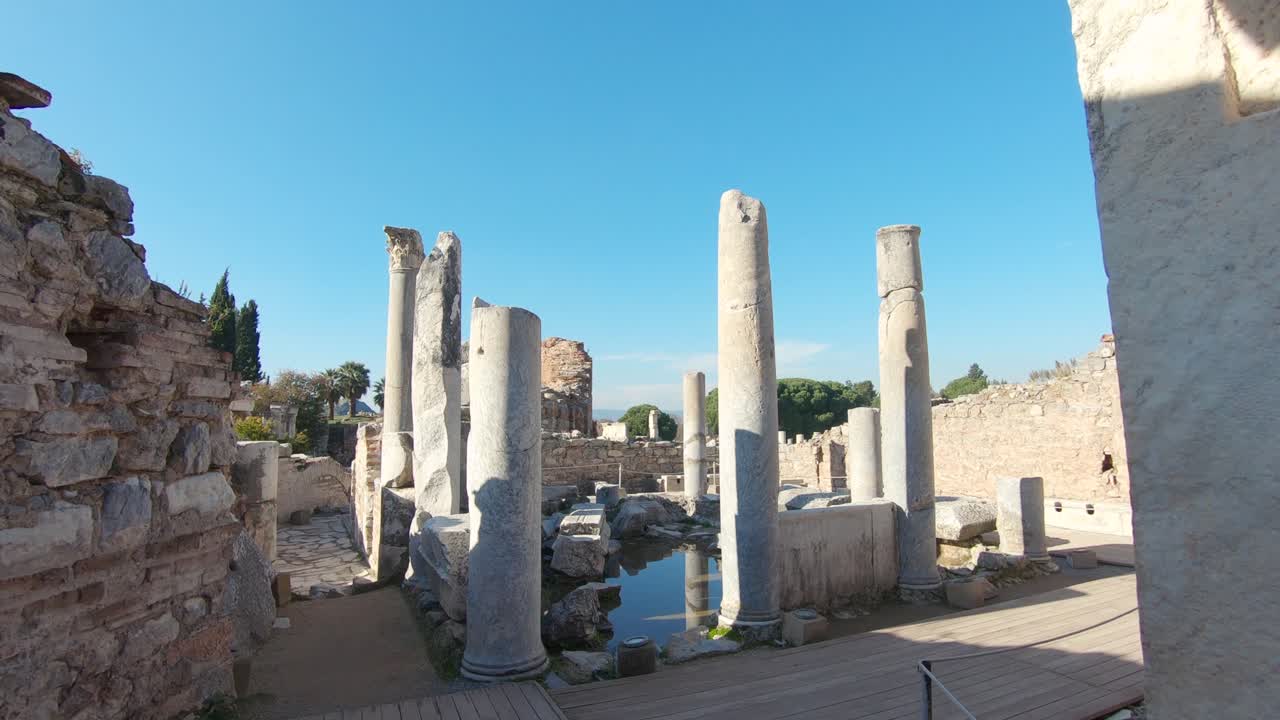 entrando en las ruinas de los baños escolásticos desde el marco de una puerta de mármol en la antigua ciudad de éfeso