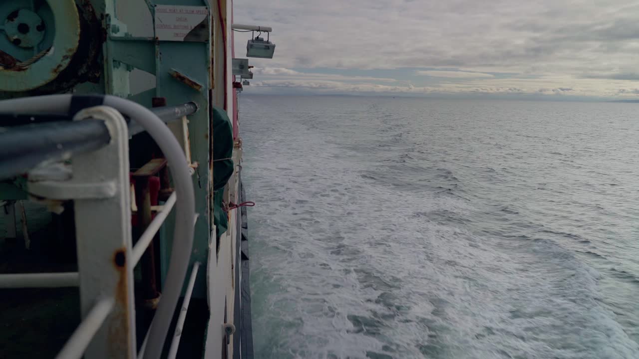 Blick aufs Meer von einer Fähre