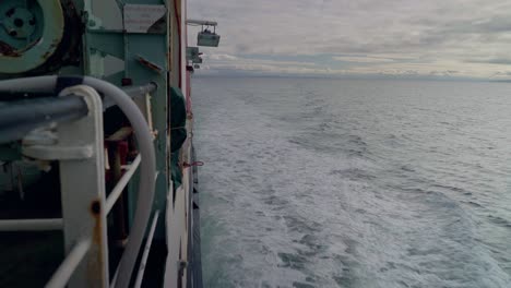 Mirando-Al-Mar-En-Un-Ferry