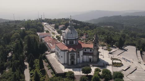 Drone-Aéreo-Dando-Vueltas-Ascendente-Alrededor-Del-Santuario-De-Nuestra-Señora-De-Sameiro-En-La-Cima-De-Una-Colina,-Braga