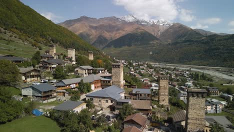 montaña residencial y del cáucaso en el fondo, ciudad de svaneti, georgia