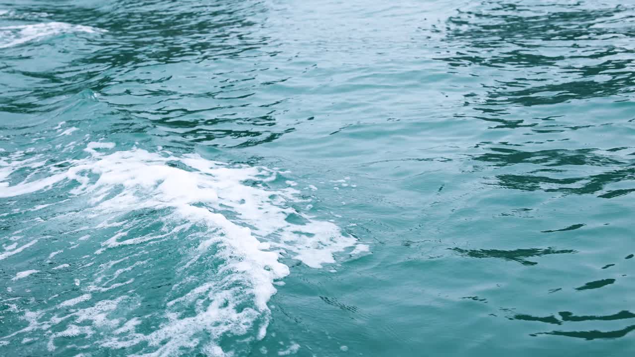 Zachte golven kabbelen over de serene zee van Krabi