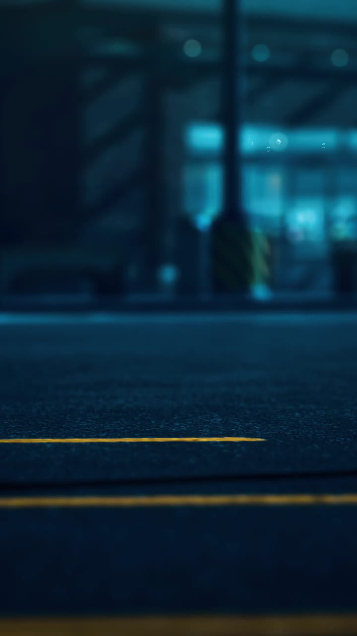 una imagen borrosa de una calle por la noche