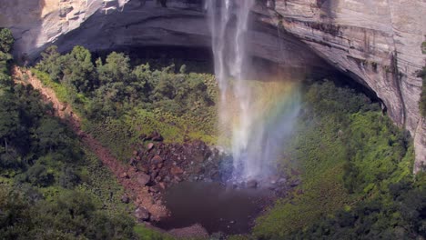 parque nacional chapada dos guimarães, mato grosso, brasil - una vista encantadora de las aguas en cascada en cachoeira véu da noiva, iluminado por un vibrante arco iris - toma estática