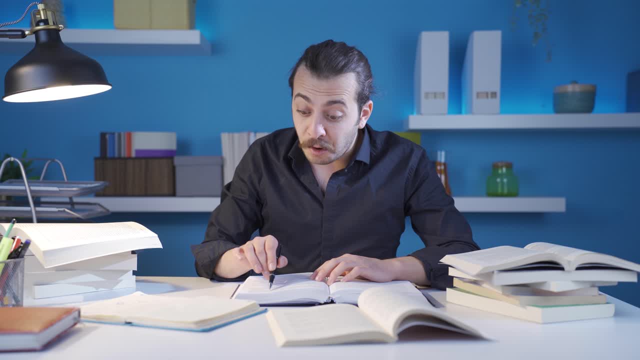 el historiador que lee el libro sobre la edad media es feliz.