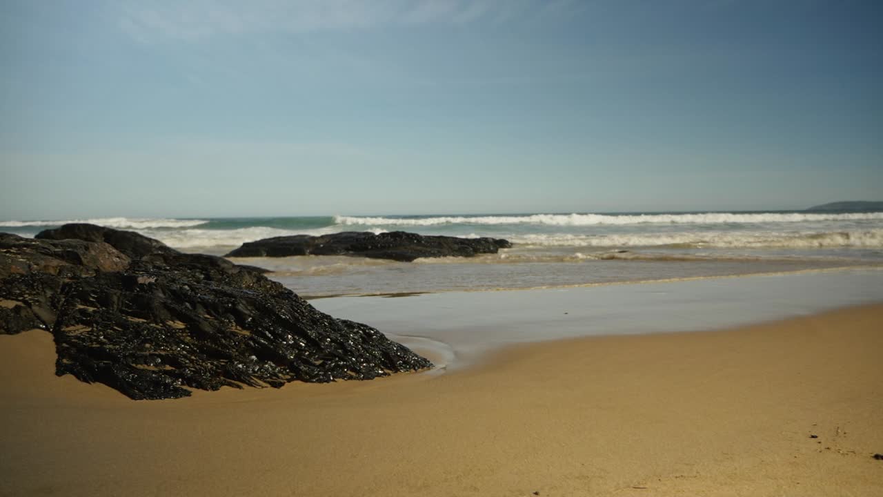 해변에 부서지는 슬로우 모션 파도