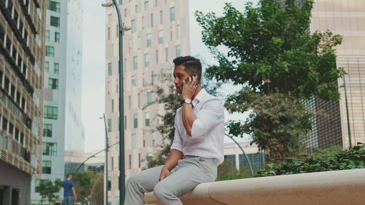 Man talking on the phone in the city