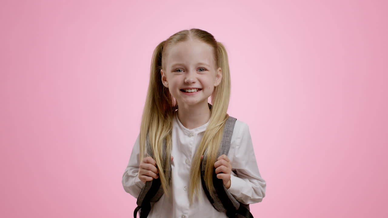 Gelukkige schoolmeisje met rugzak