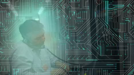 hombre comprobando el equipo en una sala de servidor de computadora y placa de circuito de computadora