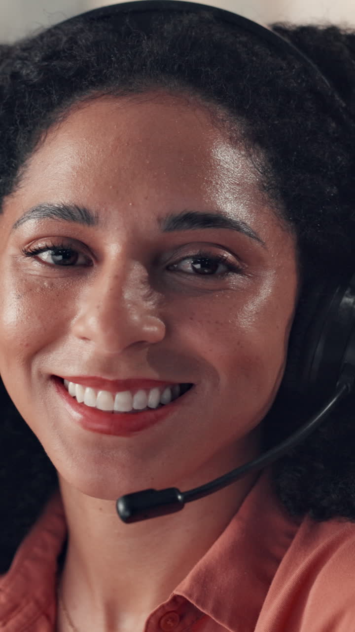 Smilende kvinne med headset for kundestøtte