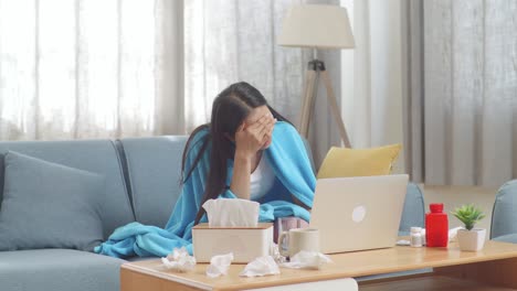 집에서 병에 걸린 여자