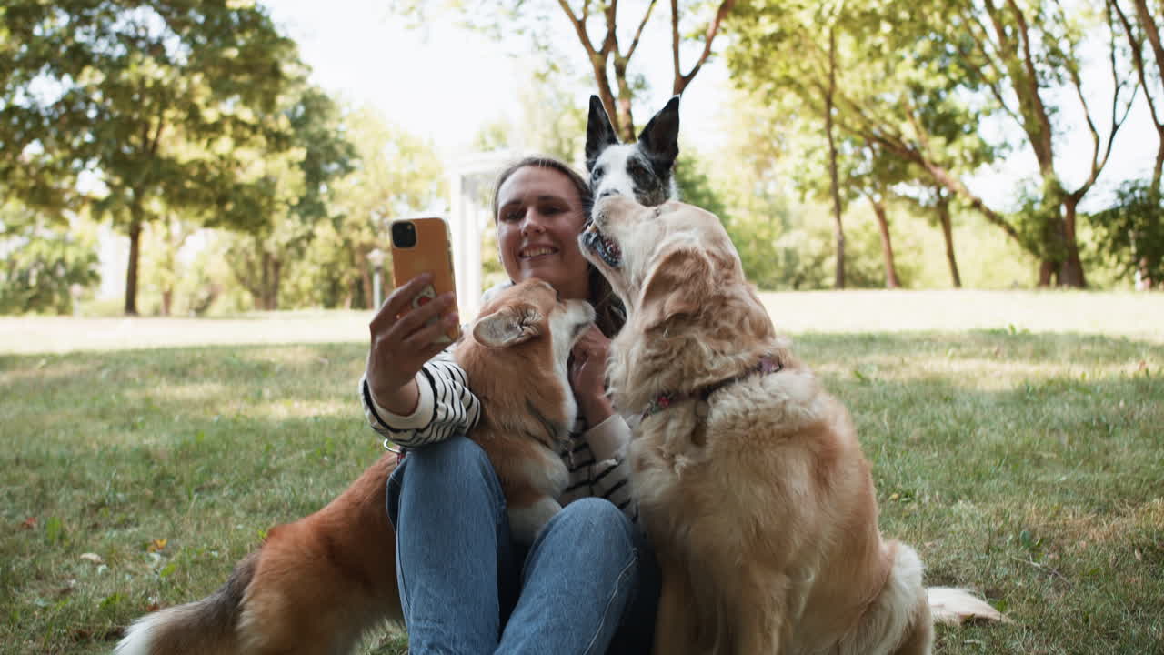 야외에서 애완동물이 있는 여자