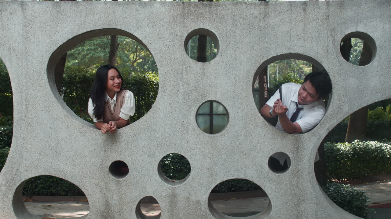 소년이 소녀의 사진을 찍고