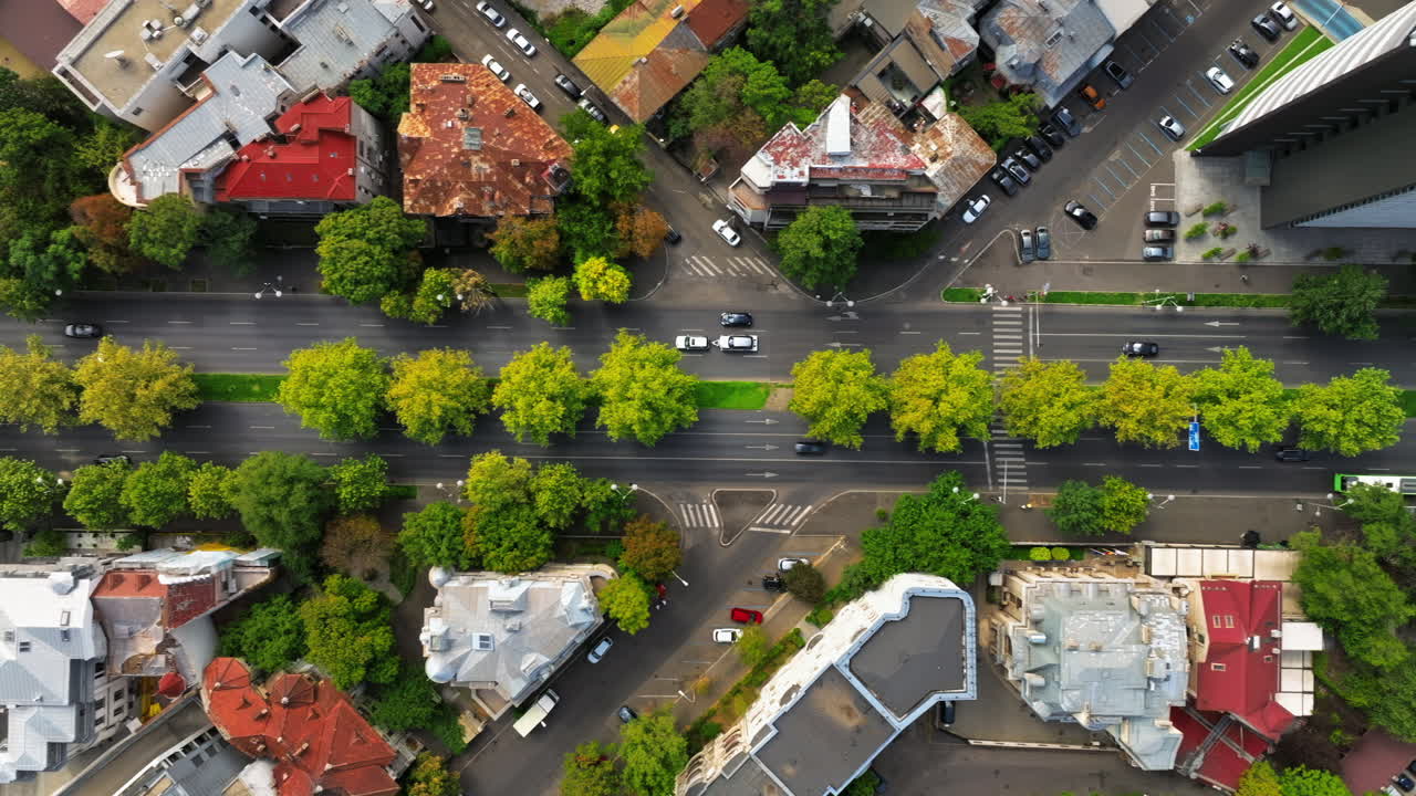 Vista aérea con dron de coches circulando por el tráfico de la ciudad de Bucarest, Rumanía