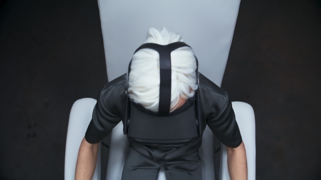 vr 헤드 젊은이가 비디오 게임을 준비하고 있습니다.  아웃. 보호 안경을 사용하는 남자