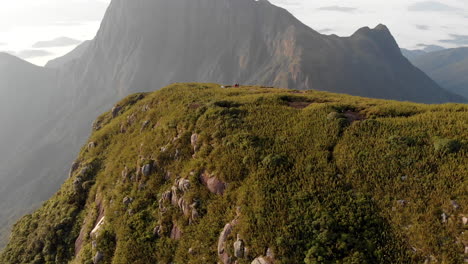 los excursionistas acampan en la cumbre de las montañas tropicales más altas de la selva tropical del sur de brasil, pico caratuva y pico paraná, brasil, sudamérica